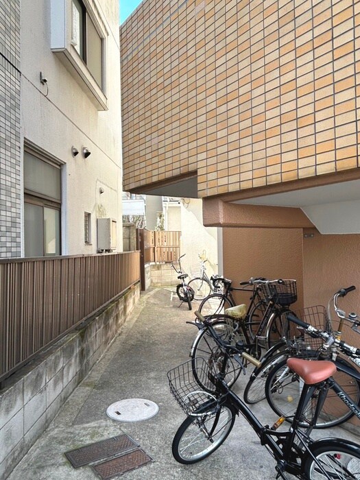 物件外観写真4　(駐輪場)