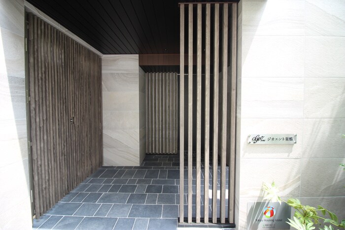 物件外観写真2　(エントランス部分)