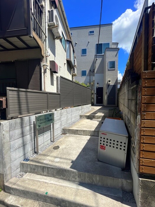 物件外観写真2　(エントランス部分)