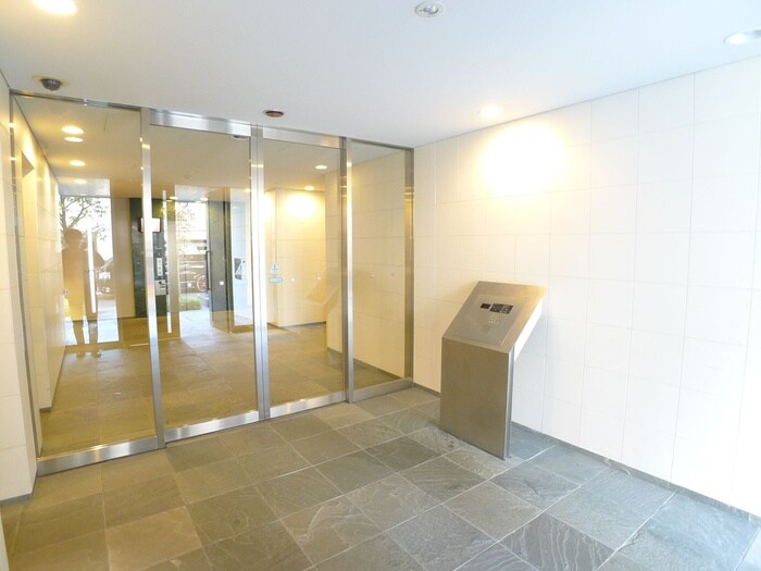 物件外観写真4　(エントランス部分)