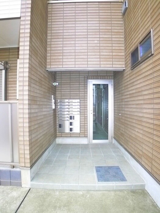 物件外観写真3　(エントランス部分)
