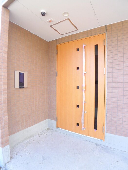 物件外観写真2　(エントランス部分)