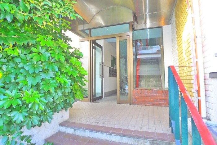 物件外観写真2　(エントランス部分)