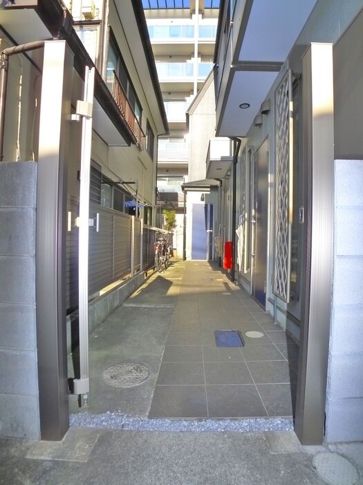 物件外観写真3　(エントランス部分)