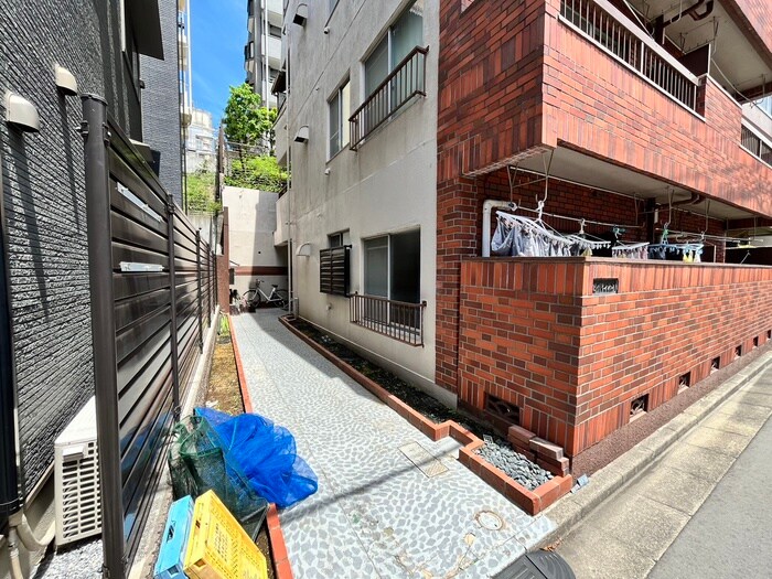 物件外観写真3　(エントランス部分)