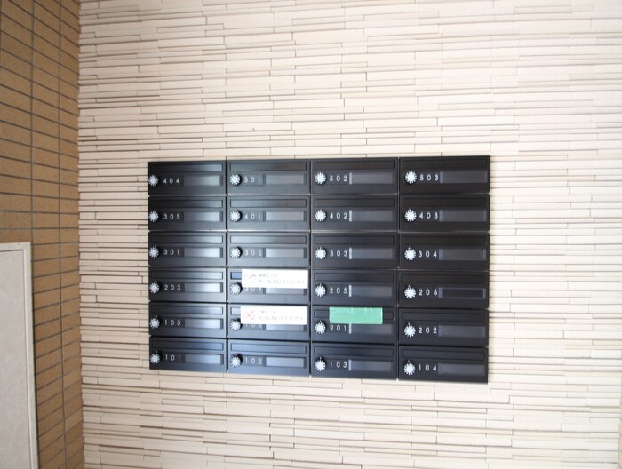 物件外観写真3　(エントランス部分)