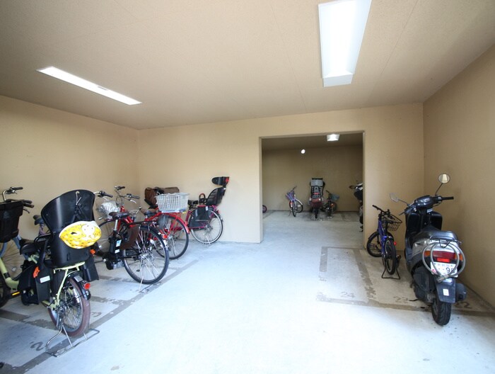 物件外観写真4　(駐輪場)