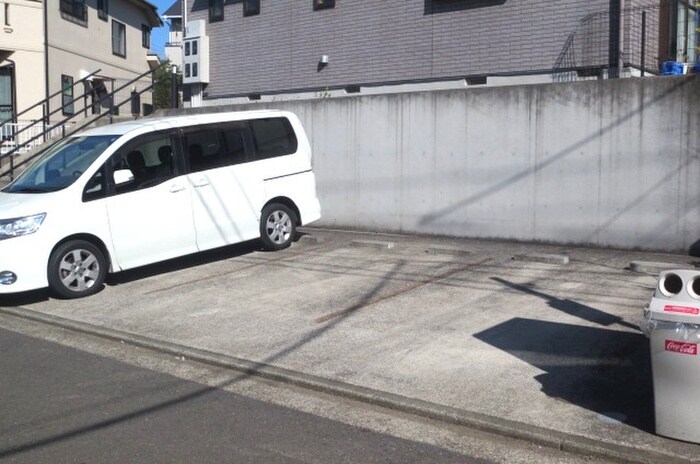 物件外観写真3　(駐車場)
