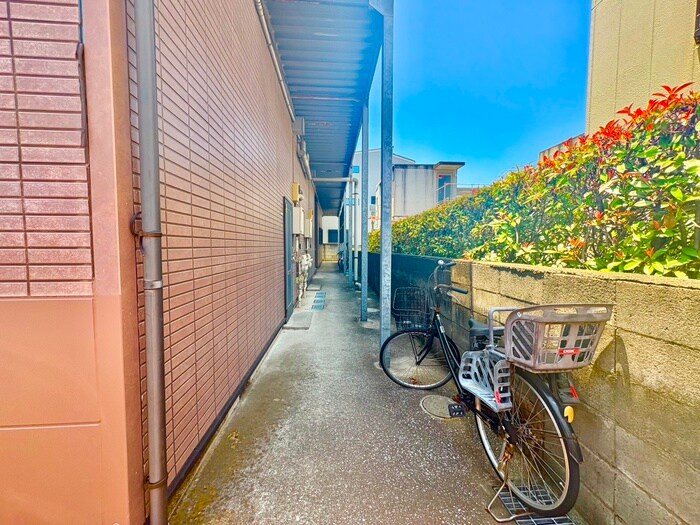 物件外観写真3　(エントランス部分)