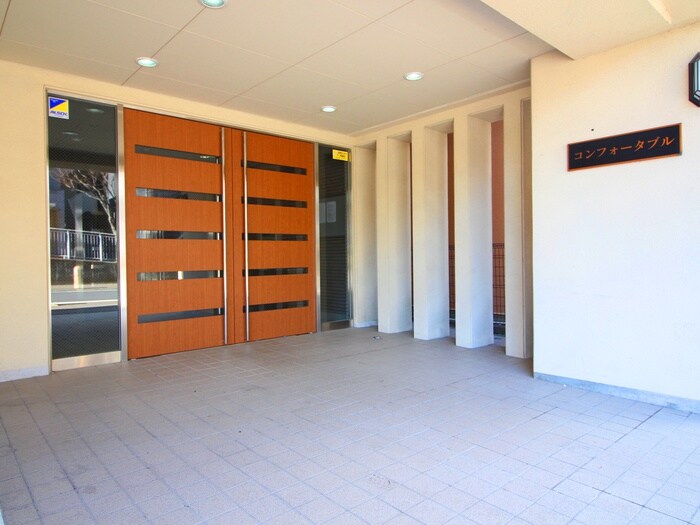 物件外観写真2　(エントランス部分)