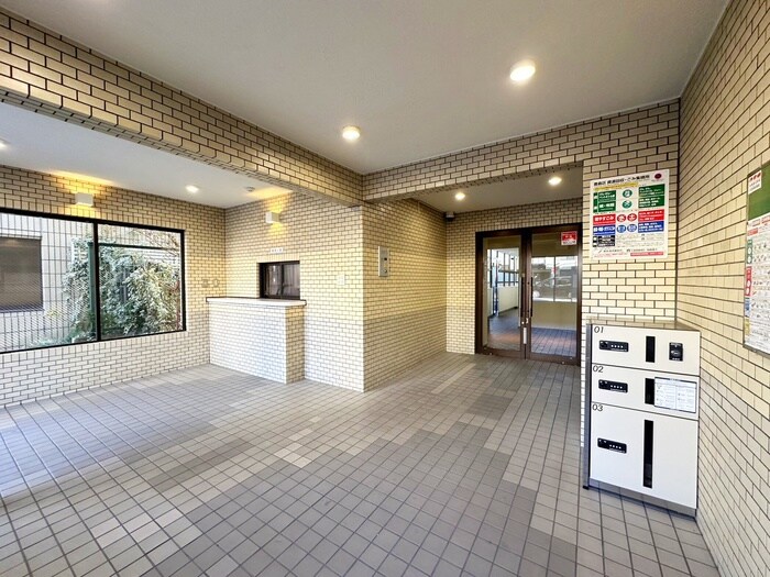 物件外観写真2　(エントランス部分)