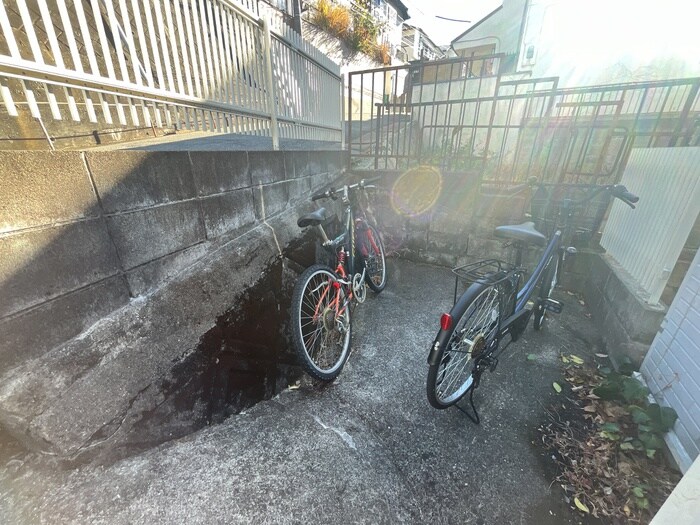 物件外観写真5　(駐輪場)