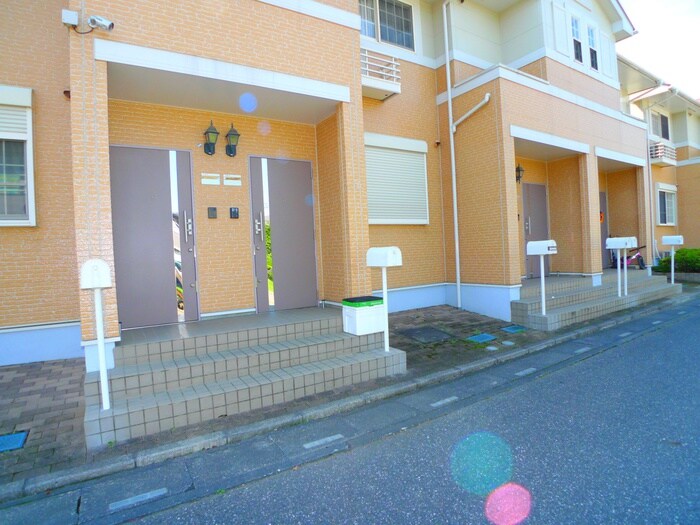 物件外観写真2　(エントランス部分)
