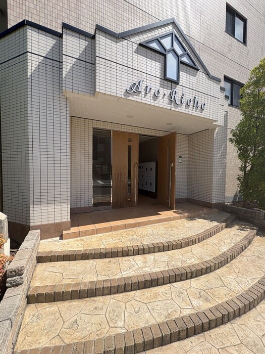 物件外観写真2　(エントランス部分)