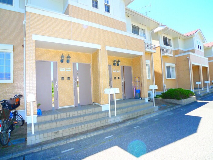 物件外観写真2　(エントランス部分)