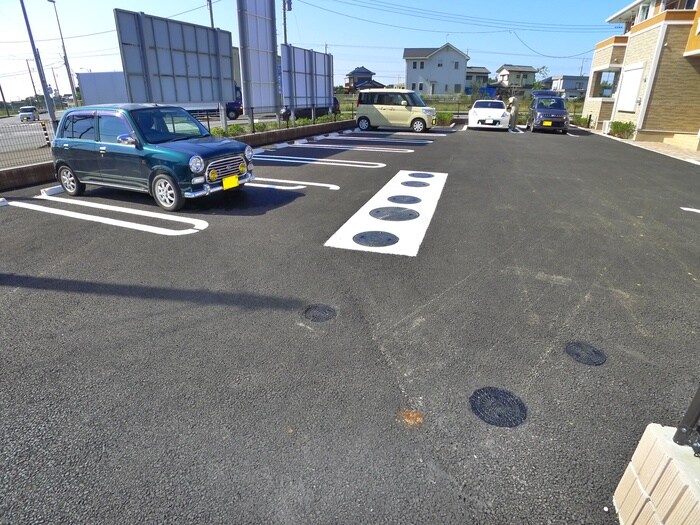 物件外観写真5　(駐車場)