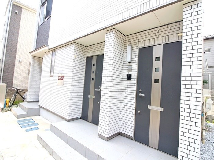 物件外観写真3　(エントランス部分)