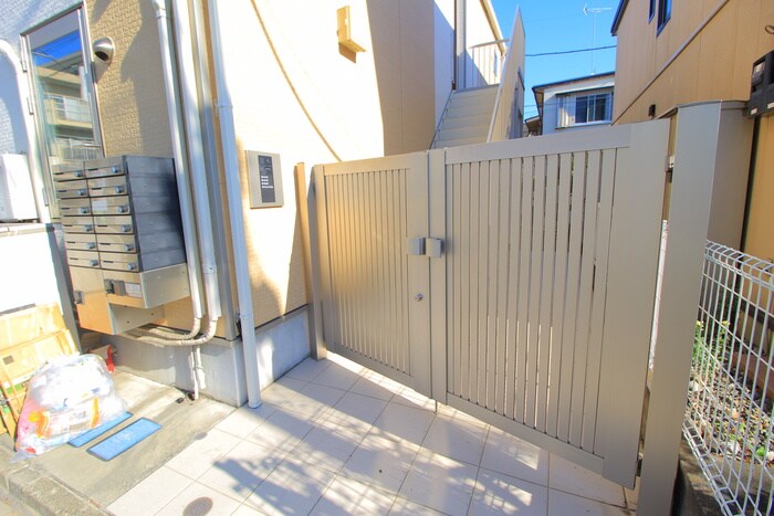 物件外観写真3　(エントランス部分)