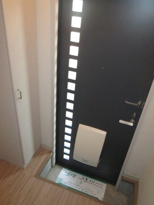 物件内観写真5　(玄関)