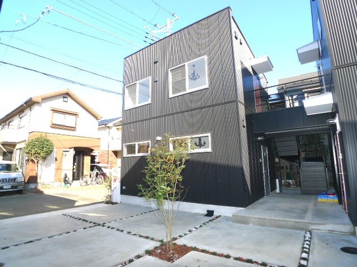 物件外観写真1　(エントランス部分)