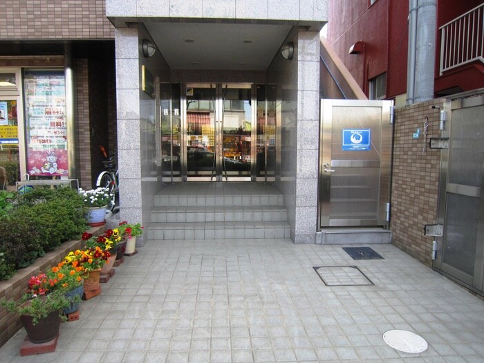 物件外観写真3　(エントランス部分)