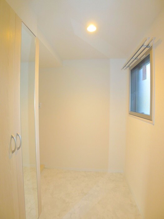 物件内観写真16　(玄関)