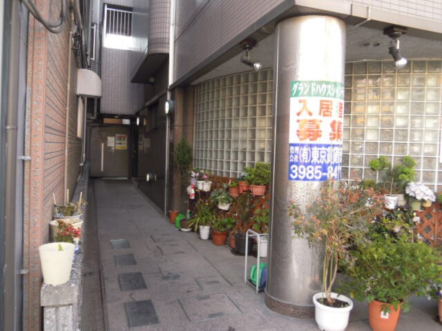 物件外観写真3　(エントランス部分)