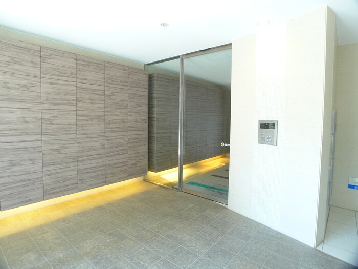 物件外観写真2　(エントランス部分)