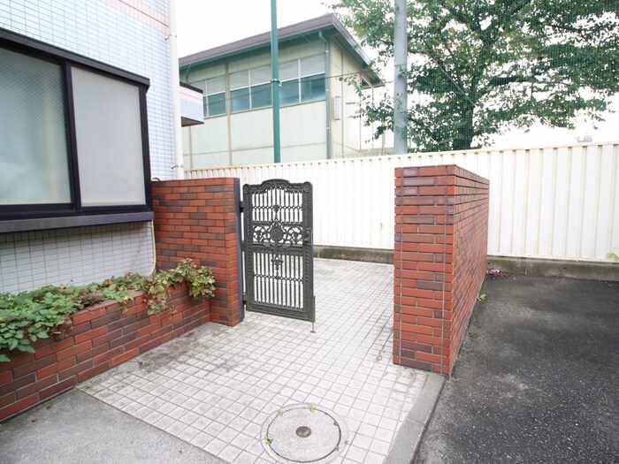 物件外観写真6　(エントランス部分)