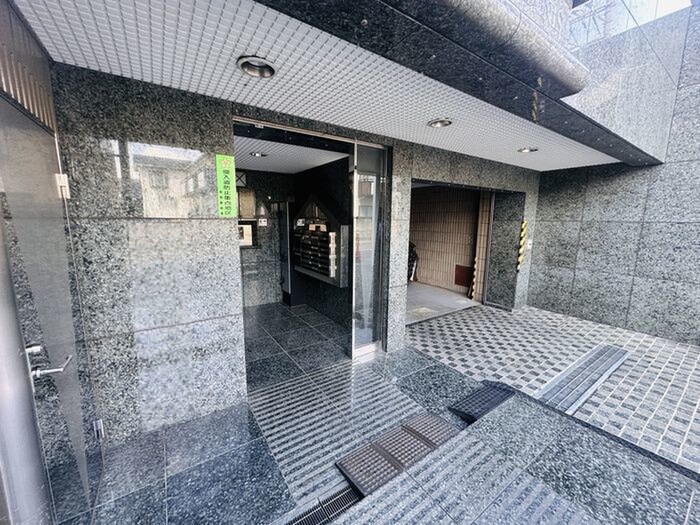 物件外観写真3　(エントランス部分)