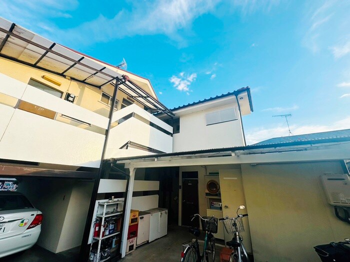 物件外観写真3　(エントランス部分)