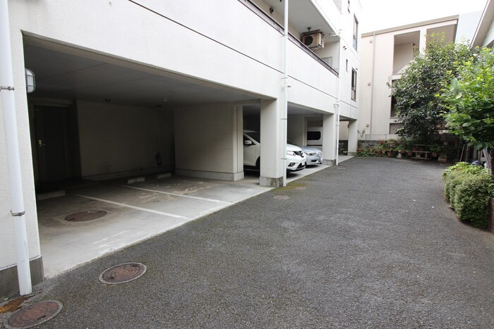 物件外観写真5　(駐車場)