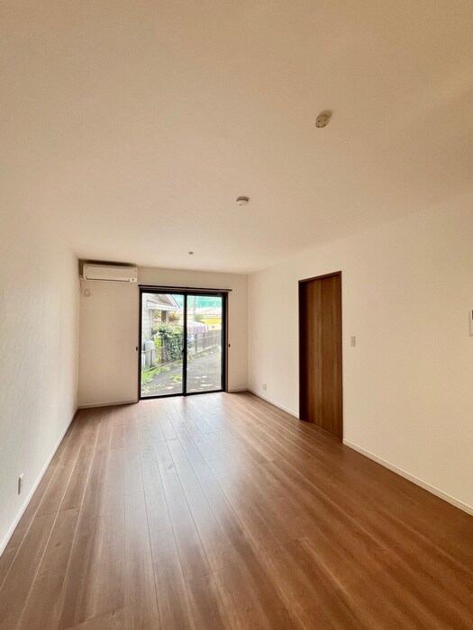 物件内観写真7　(室内からの展望)