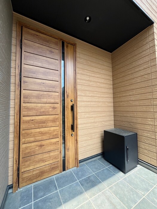 物件外観写真3　(エントランス部分)