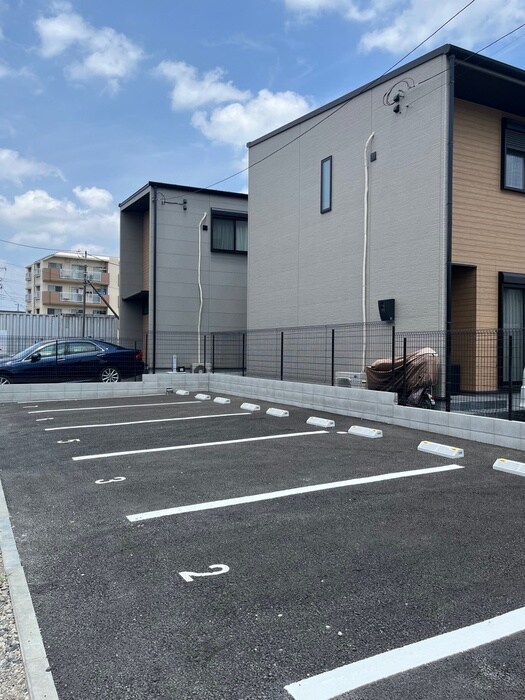 物件外観写真4　(駐車場)