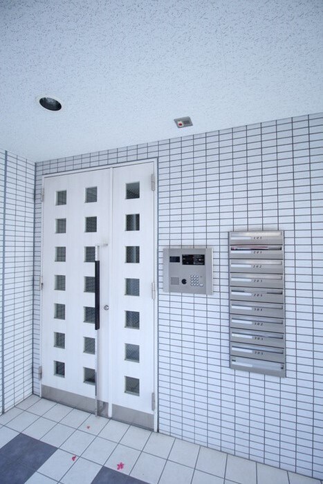 物件外観写真2　(エントランス部分)