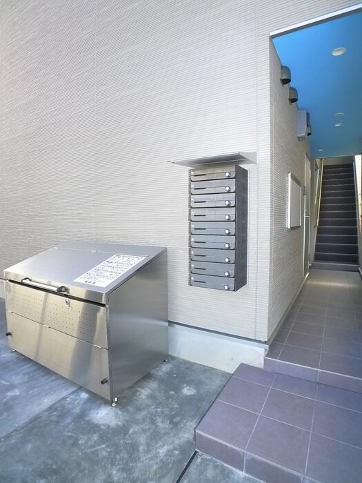 物件外観写真6　(エントランス部分)