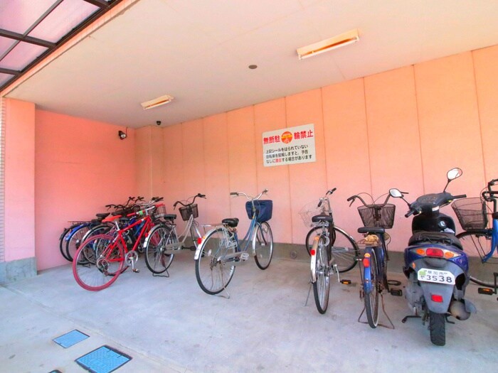 物件外観写真5　(駐輪場)