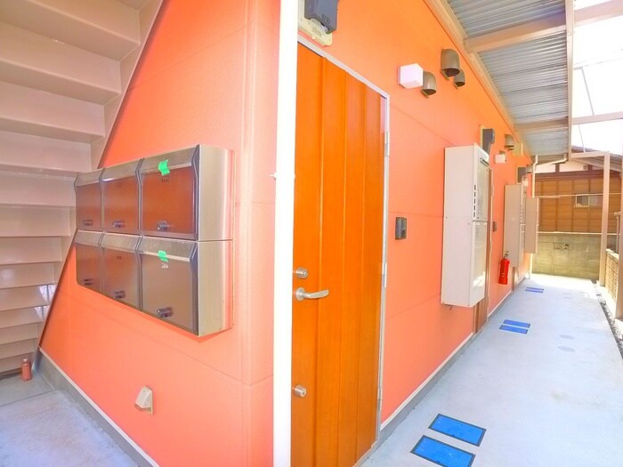 物件外観写真3　(エントランス部分)