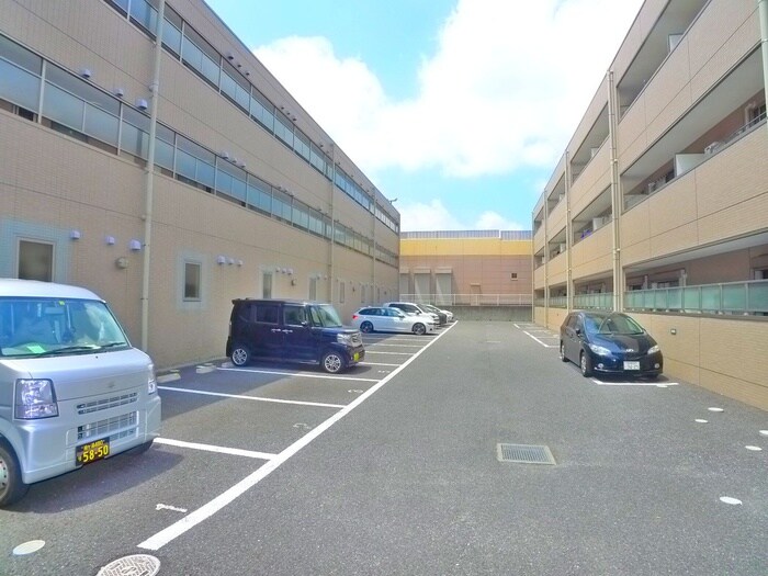 物件外観写真4　(駐車場)