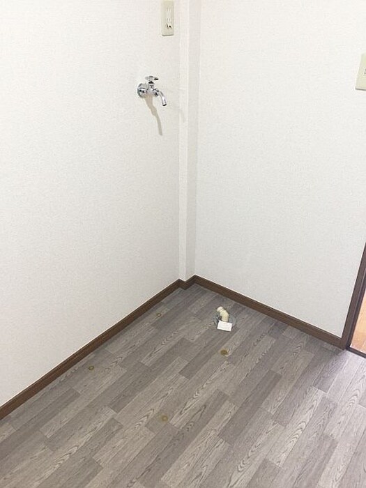物件内観写真16　(洗濯機置場)