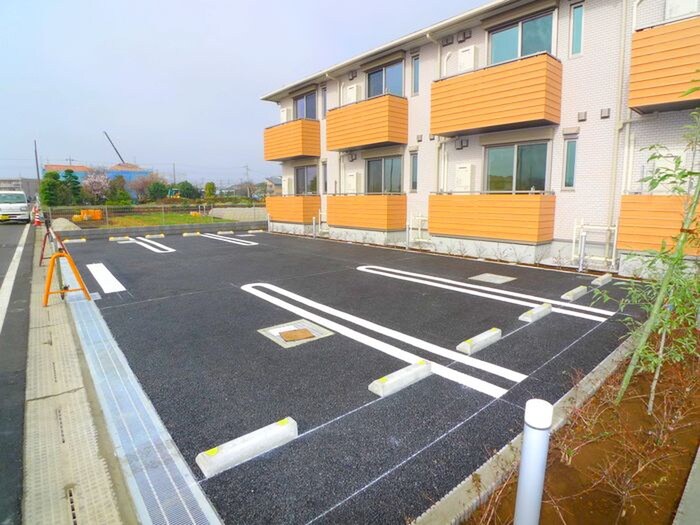 物件外観写真5　(駐車場)