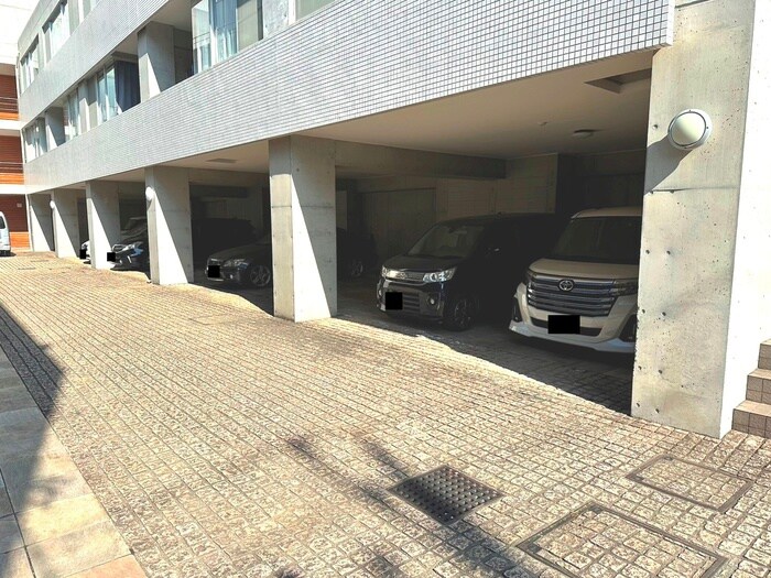 物件外観写真4　(駐車場)