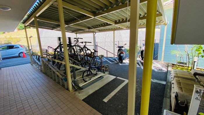 物件外観写真4　(駐輪場)