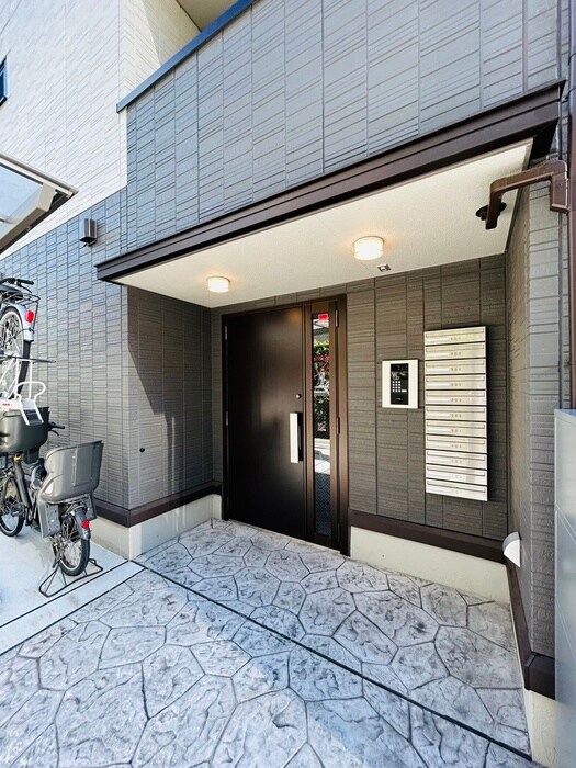 物件外観写真3　(エントランス部分)