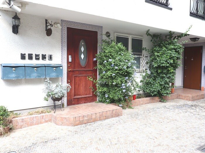 物件外観写真2　(エントランス部分)