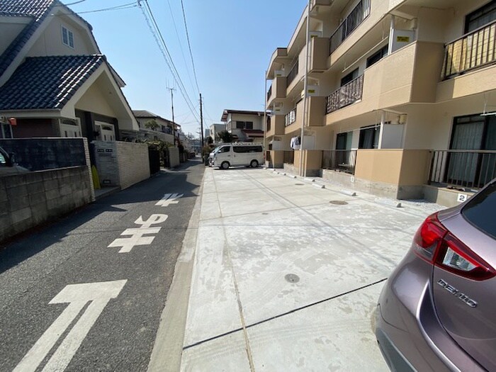 物件外観写真5　(駐車場)