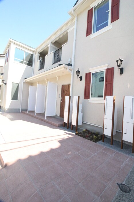 物件外観写真3　(エントランス部分)