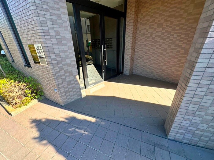 物件外観写真4　(エントランス部分)