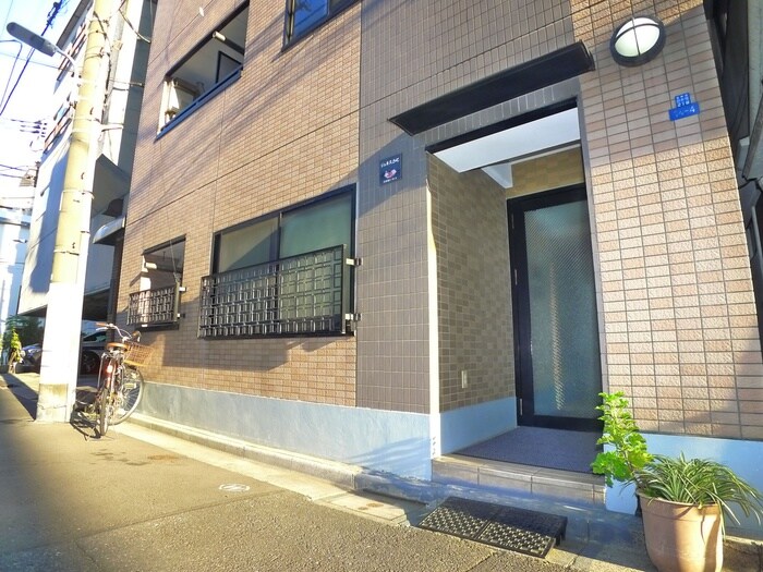 物件外観写真3　(エントランス部分)